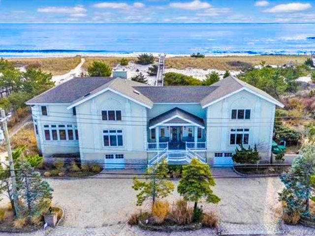  5 BR,  6.00 BTH &nbsp;Mediterranean style home in Westhampton