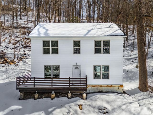  4 BR,  3.00 BTH &nbsp;Colonial style home in Esopus