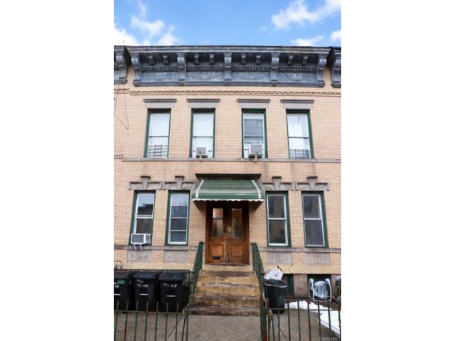  3 BR,  1.00 BTH &nbsp;Colonial style home in Ridgewood