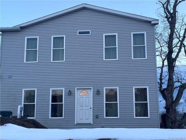  3 BR,  3.00 BTH &nbsp;Contemporary style home in Shirley
