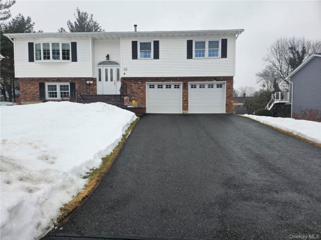  3 BR,  3.00 BTH &nbsp;Hi ranch style home in Tappan