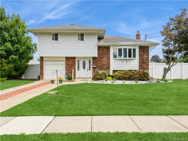  4 BR,  2.00 BTH &nbsp;Split level style home in North Babylon