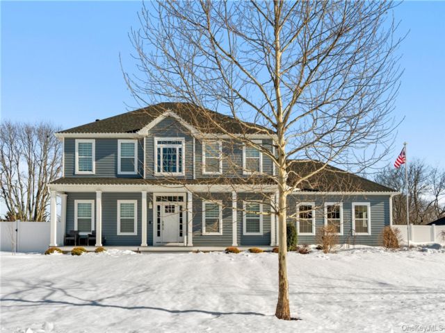  4 BR,  3.00 BTH &nbsp;Colonial style home in Mount Sinai
