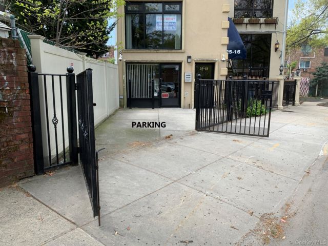 [PHOTO]