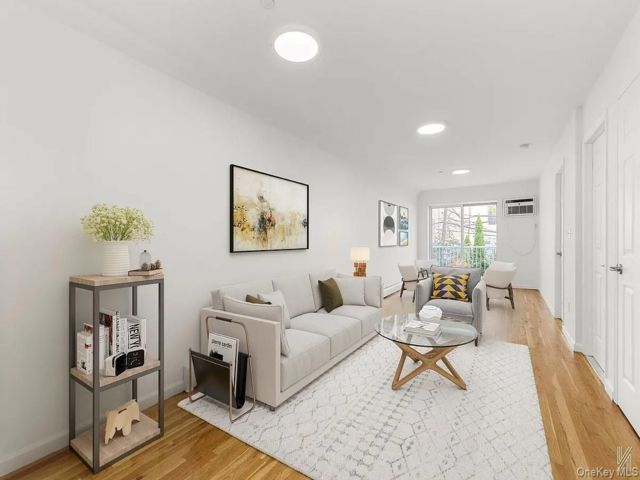  1 BR,  1.00 BTH &nbsp;Contemporary style home in Woodside