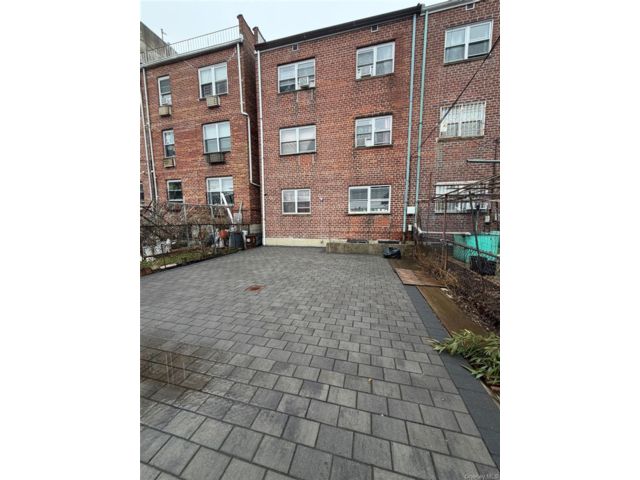  6 BR,  3.00 BTH &nbsp;House style home in Flushing