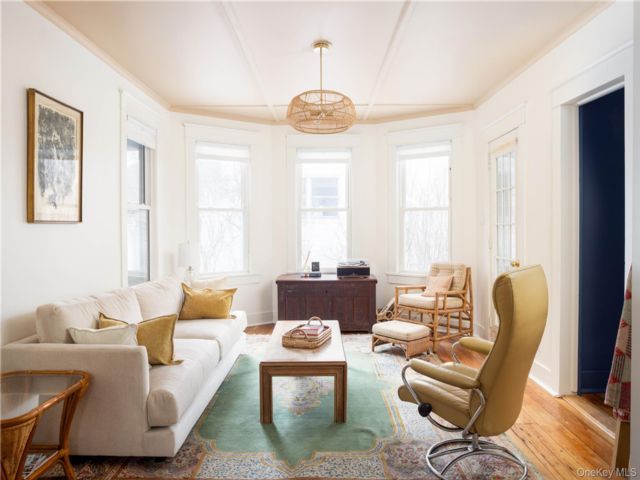  3 BR,  2.00 BTH &nbsp;Farmhouse style home in Greenport