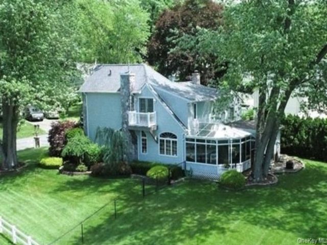  3 BR,  3.00 BTH &nbsp;Split level style home in Valley Cottage