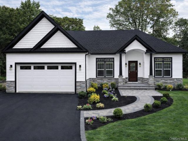  3 BR,  3.00 BTH &nbsp;Ranch style home in Rocky Point