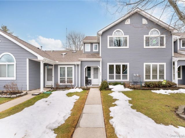  3 BR,  3.00 BTH &nbsp;Condo style home in Middle Island