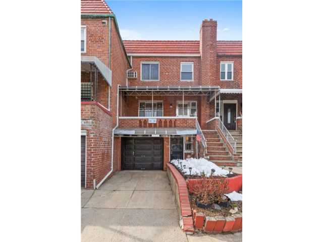  3 BR,  3.00 BTH &nbsp;House style home in Flushing