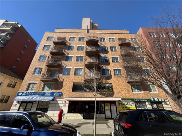  2 BR,  2.00 BTH &nbsp;Condo style home in Flushing