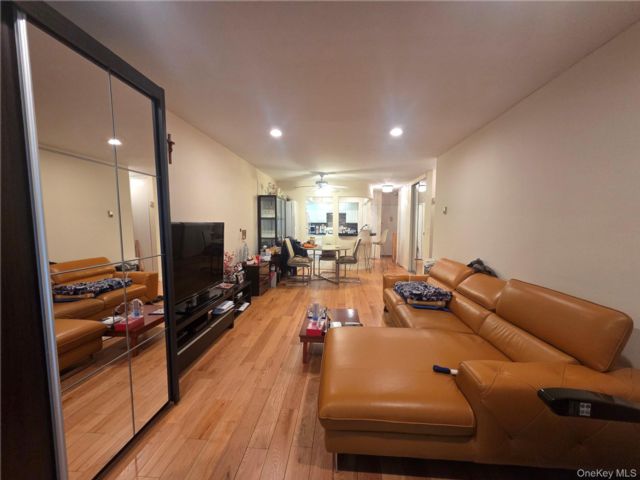  1 BR,  1.00 BTH &nbsp;Garden style home in Bayside