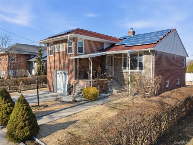  3 BR,  2.00 BTH &nbsp;Split level style home in Yonkers