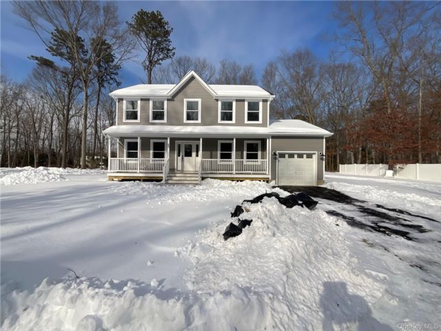  3 BR,  3.00 BTH &nbsp;Colonial style home in Coram