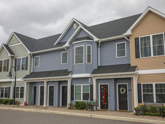  2 BR,  2.00 BTH &nbsp;Garden style home in West Babylon