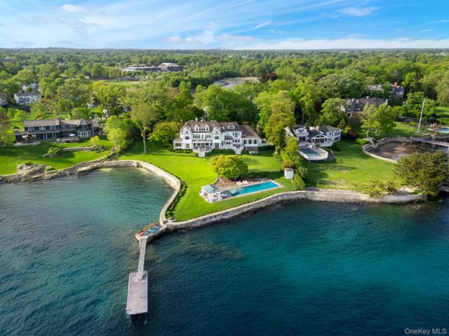  7 BR, 11.00 BTH &nbsp;Colonial style home in Larchmont