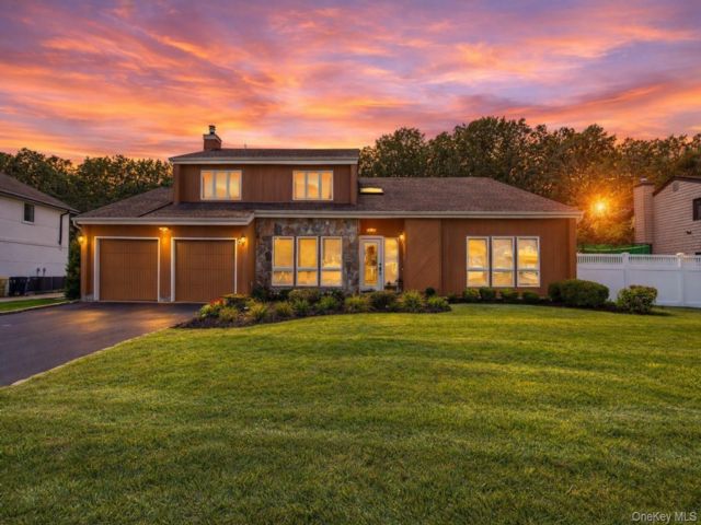  5 BR,  3.00 BTH &nbsp;Colonial style home in Commack