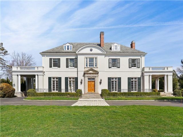  8 BR,  9.00 BTH &nbsp;Colonial style home in Scarsdale