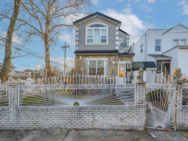  5 BR,  2.00 BTH &nbsp;A-frame style home in Rosedale
