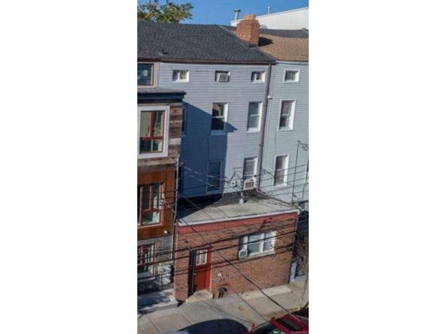  3 BR,  2.00 BTH &nbsp;House style home in Astoria