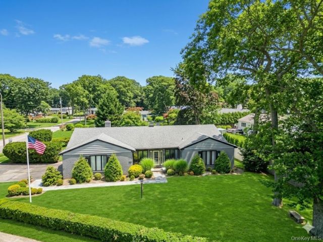  3 BR,  3.00 BTH &nbsp;Ranch style home in Westhampton