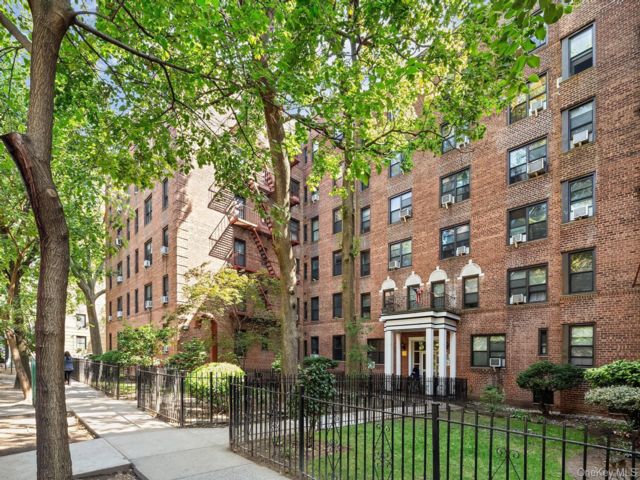 1 BR,  1.00 BTH &nbsp;Other style home in Jackson Heights