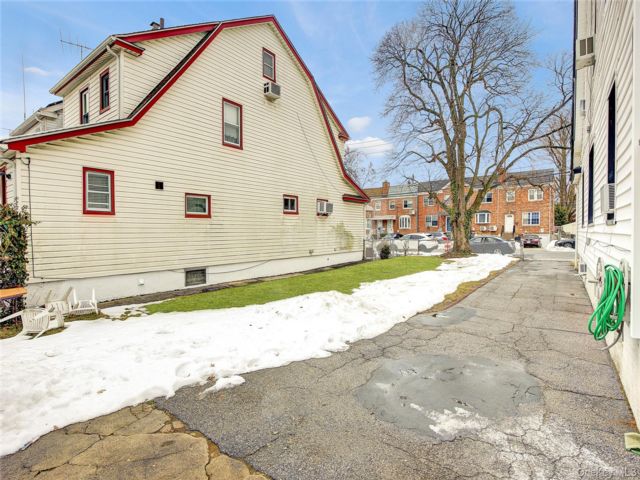  3 BR,  2.00 BTH &nbsp;Contemporary style home in Queens Village