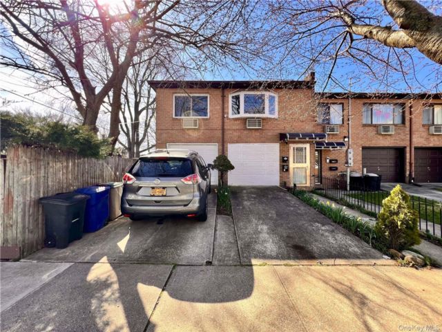  3 BR,  3.00 BTH &nbsp;Colonial style home in Bayside