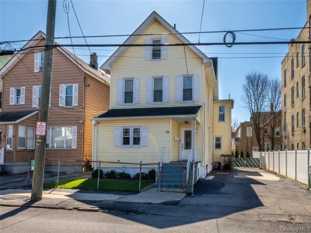  3 BR,  1.00 BTH &nbsp;Colonial style home in New Rochelle