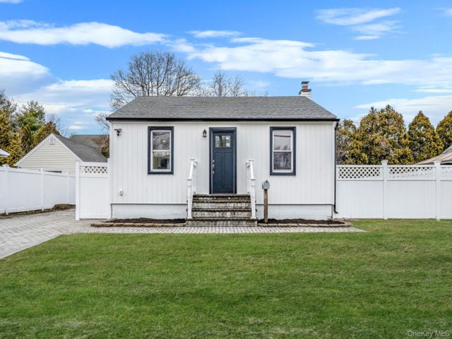  2 BR,  2.00 BTH &nbsp;Ranch style home in West Babylon