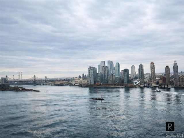  3 BR,  3.00 BTH &nbsp;Condo style home in New York (manhattan)
