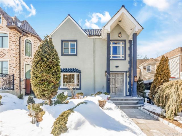  4 BR,  4.00 BTH &nbsp;Colonial style home in Little Neck