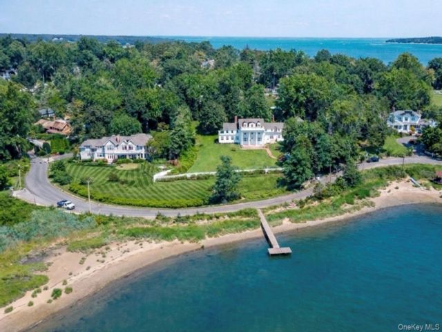  6 BR,  7.00 BTH &nbsp;Colonial style home in Huntington Bay