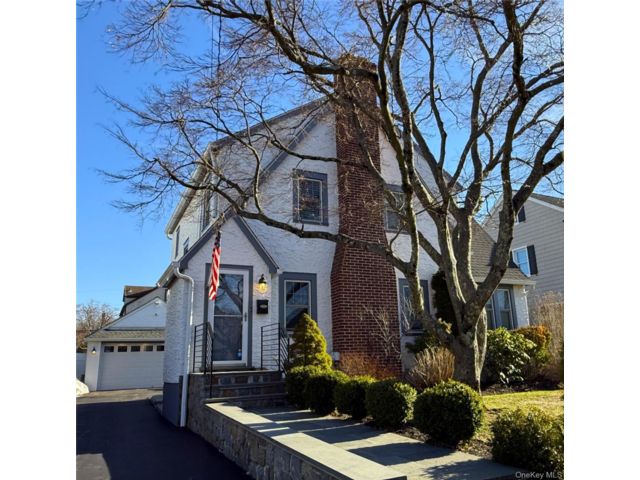  3 BR,  3.00 BTH &nbsp;Colonial style home in White Plains