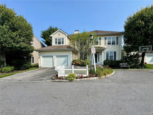  4 BR,  3.00 BTH &nbsp;Colonial style home in White Plains