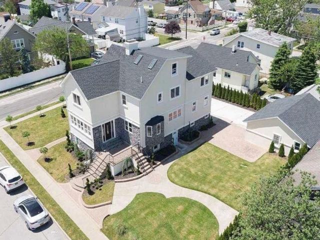  7 BR,  4.00 BTH &nbsp;House style home in Baldwin Harbor