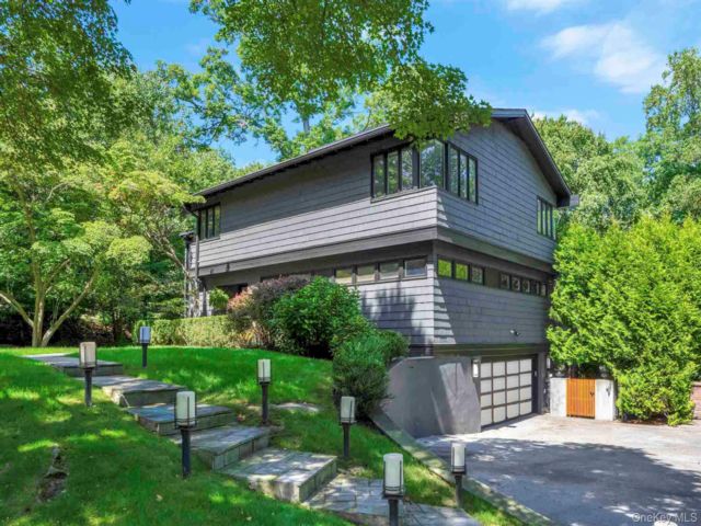  4 BR,  4.00 BTH &nbsp;Contemporary style home in Mamaroneck