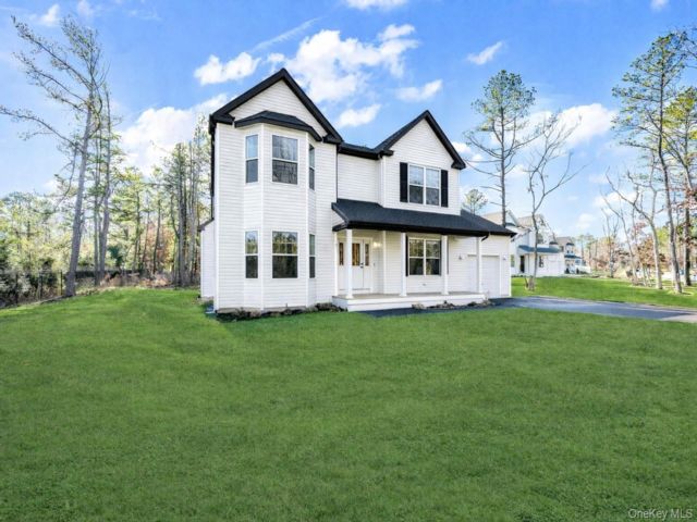  4 BR,  3.00 BTH &nbsp;Colonial style home in Lake Grove