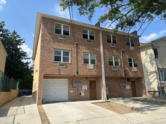  8 BR,  5.00 BTH &nbsp;House style home in Middle Village