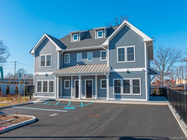  2 BR,  2.00 BTH &nbsp;Garden style home in Lindenhurst