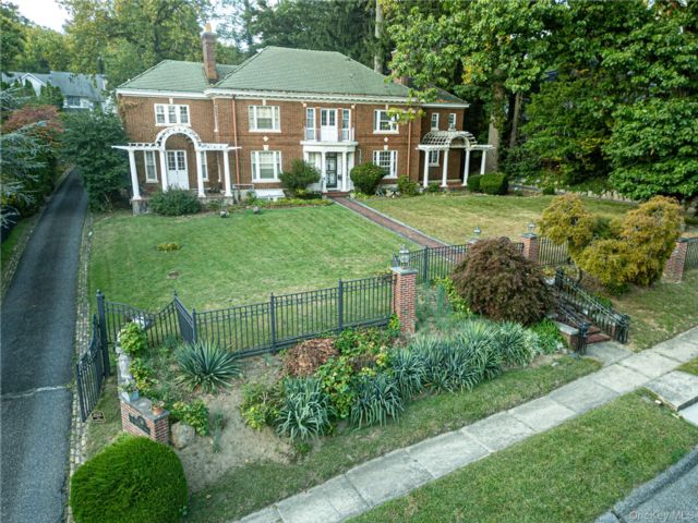 11 BR,  7.00 BTH &nbsp;Colonial style home in New Rochelle