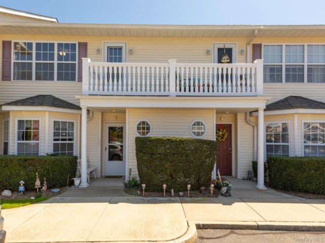  2 BR,  1.00 BTH &nbsp;Garden style home in West Babylon