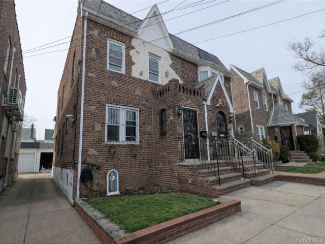  3 BR,  3.00 BTH &nbsp;Colonial style home in Queens Village