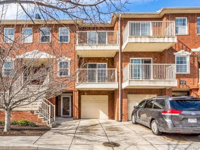  2 BR,  2.00 BTH &nbsp;Garden style home in College Point