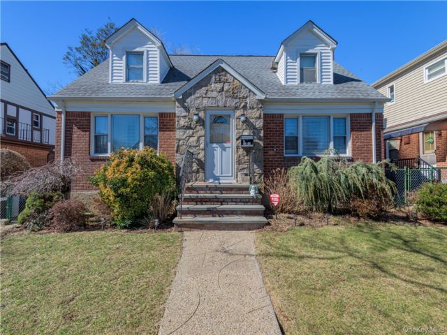  4 BR,  1.00 BTH &nbsp;Cape cod style home in Bellerose