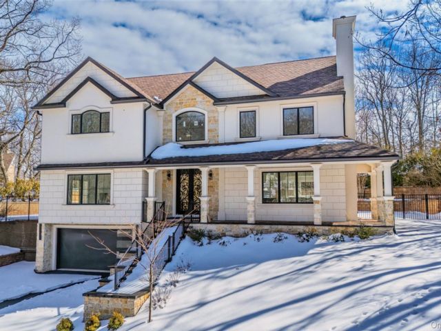  4 BR,  4.00 BTH &nbsp;Colonial style home in Port Jefferson