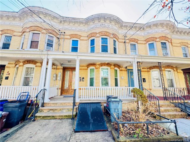  5 BR,  2.00 BTH &nbsp;House style home in Woodhaven