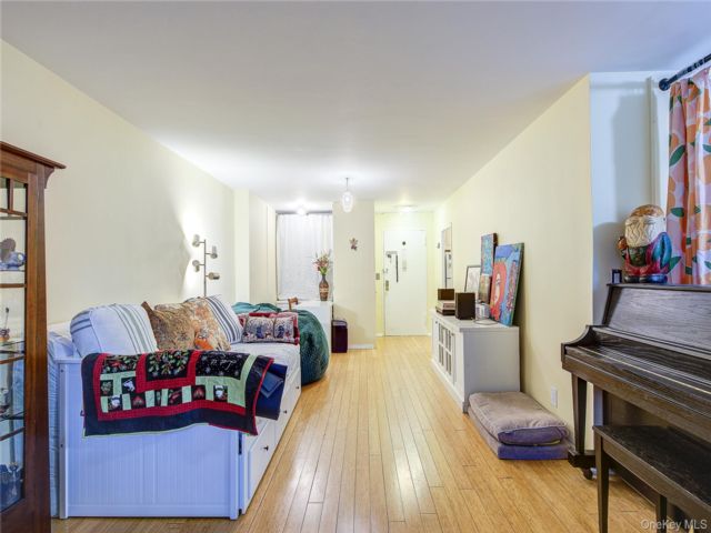 Studio,  1.00 BTH &nbsp;Other style home in Woodside