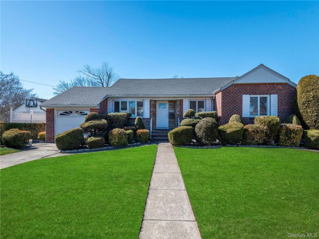  2 BR,  3.00 BTH &nbsp;Ranch style home in New Hyde Park